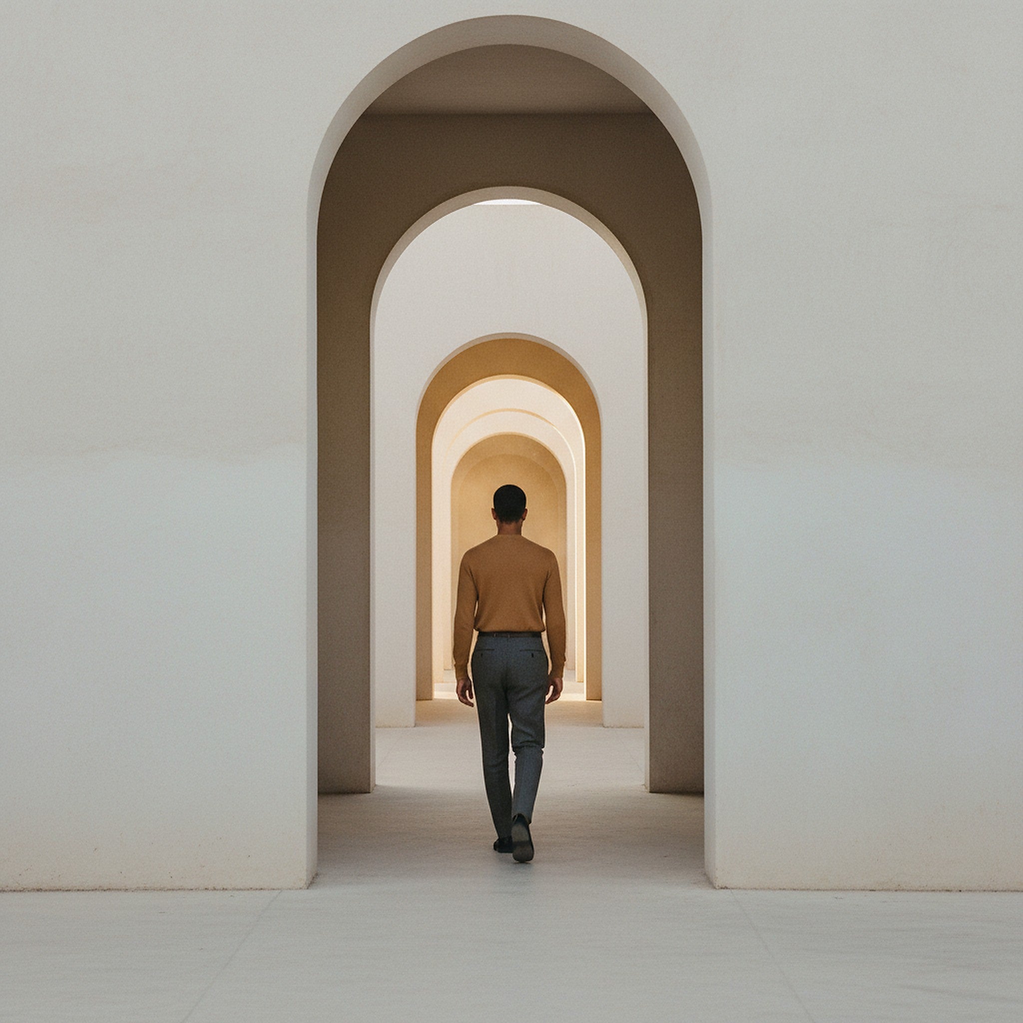 ZORAN — Aube 01, silhouette dans une architecture marocaine moderne